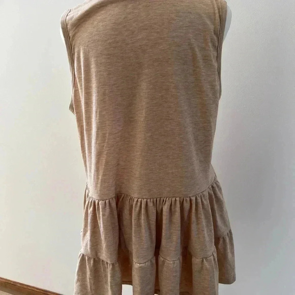 Sleeveless woman’s oatmeal color baby doll top. Size: L. - Picture 9 of 10